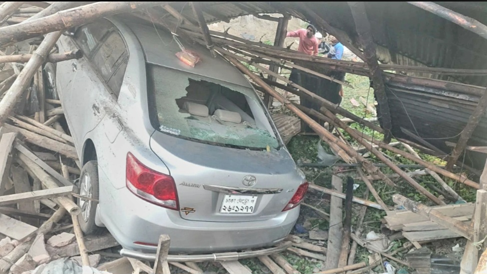 ঝিনাইদহে নিয়ন্ত্রণ হারিয়ে চায়ের দোকানে একটি প্রাইভেটকার