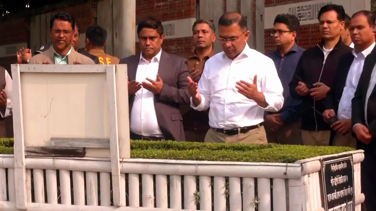 ছোট ভাই কোকোর কবর জিয়ারত করেছেন তারেক রহমান