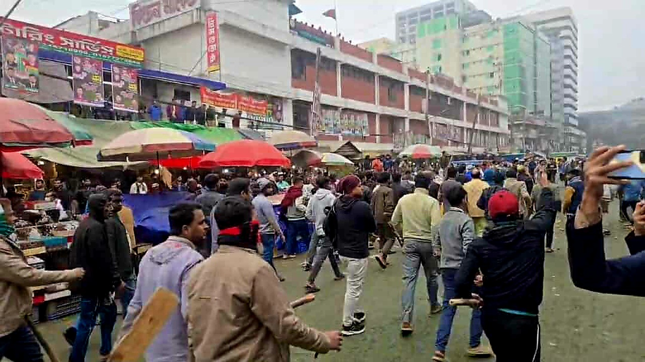 কারওয়ান বাজারে চাঁদাবাজি করার বিরুদ্ধে মানববন্ধনে হামলা