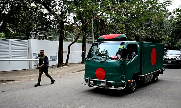 পতাকায় মোড়ানো গাড়িতে বেগম জিয়ার মরদেহ এভারকেয়ার হতে গুলশানে
