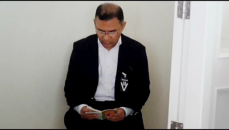 মায়ের কফিনের পাশে বসে তারেক রহমানের কোরআন তেলাওয়াত