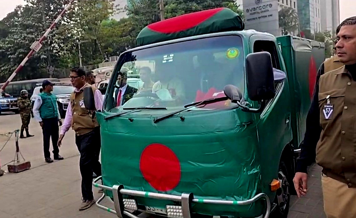 সংসদ ভবনের দক্ষিণ প্লাজাতে পৌঁছেছে বেগম জিয়ার মরদেহ