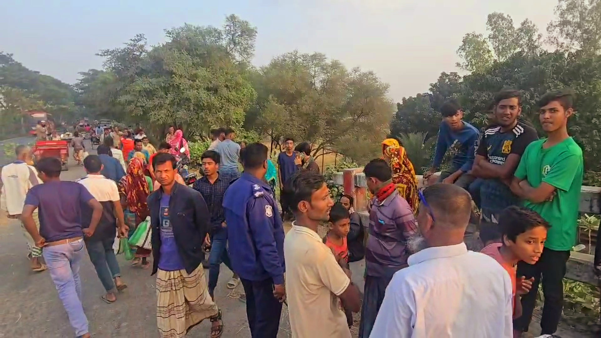 গুরুদাসপুরে সড়ক দুর্ঘটনা