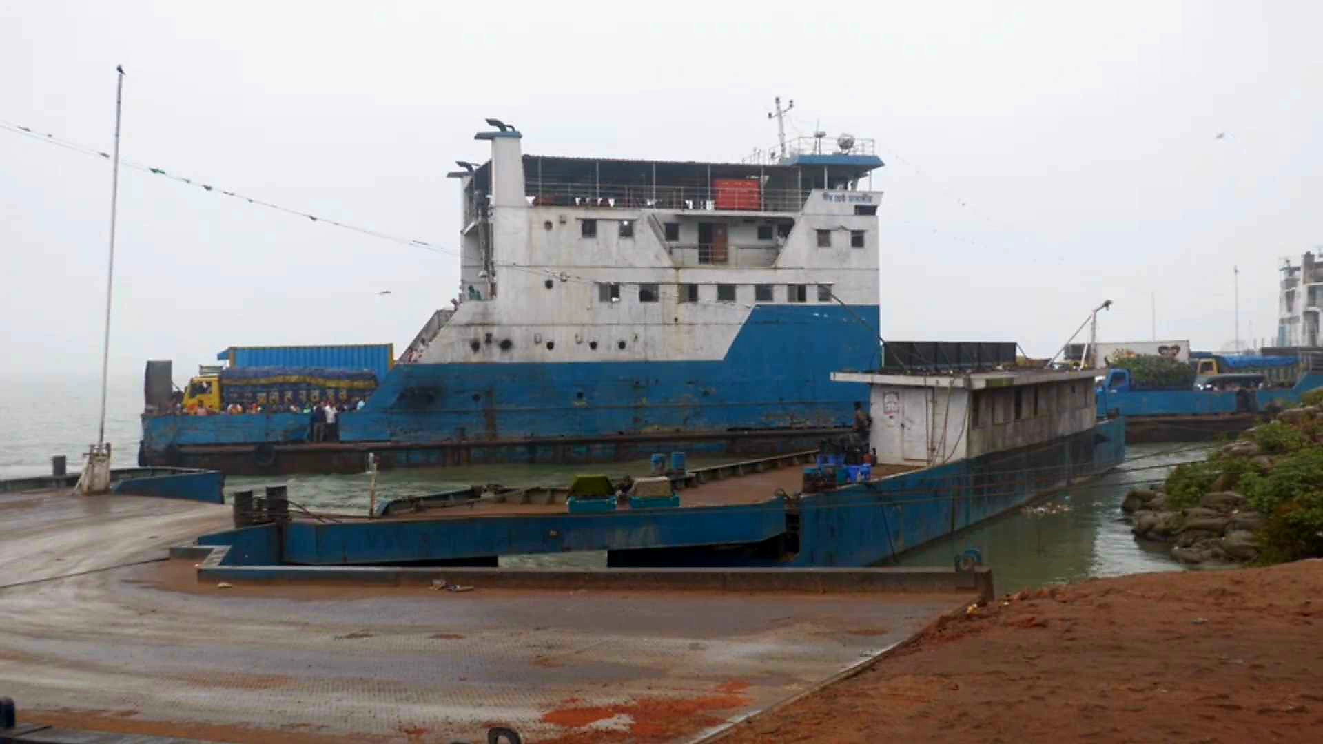 ৭ ঘণ্টা বন্ধ থাকার পরে দুই নৌরুটে ফেরি চলাচল স্বাভাবিক