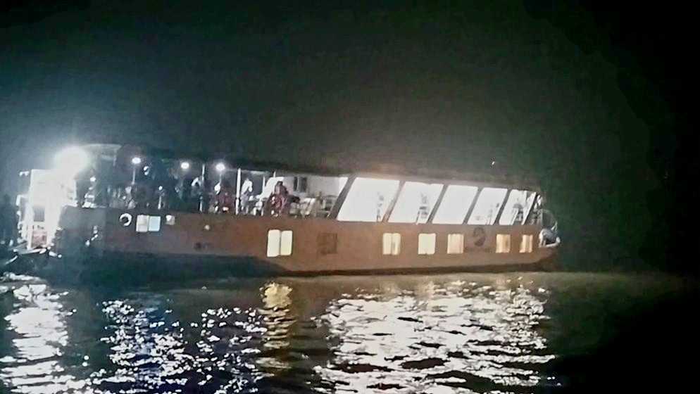 সুন্দরবনে দুর্ঘটনার কবলে একটি জাহাজ