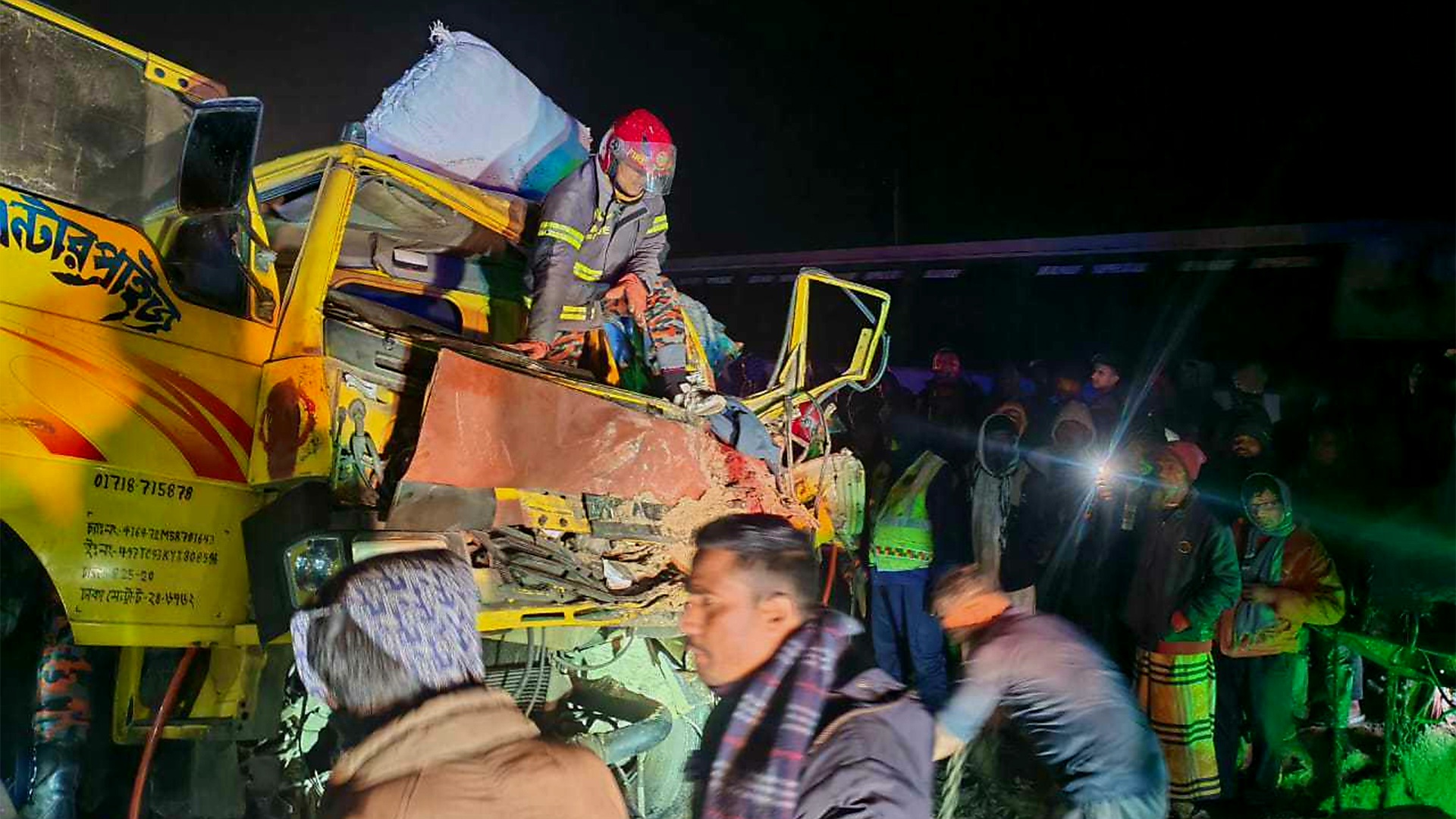 গাইবান্ধাতে দাঁড়িয়ে থাকা ট্রাকের পিছনে আরেক ট্রাকের ধাক্কা