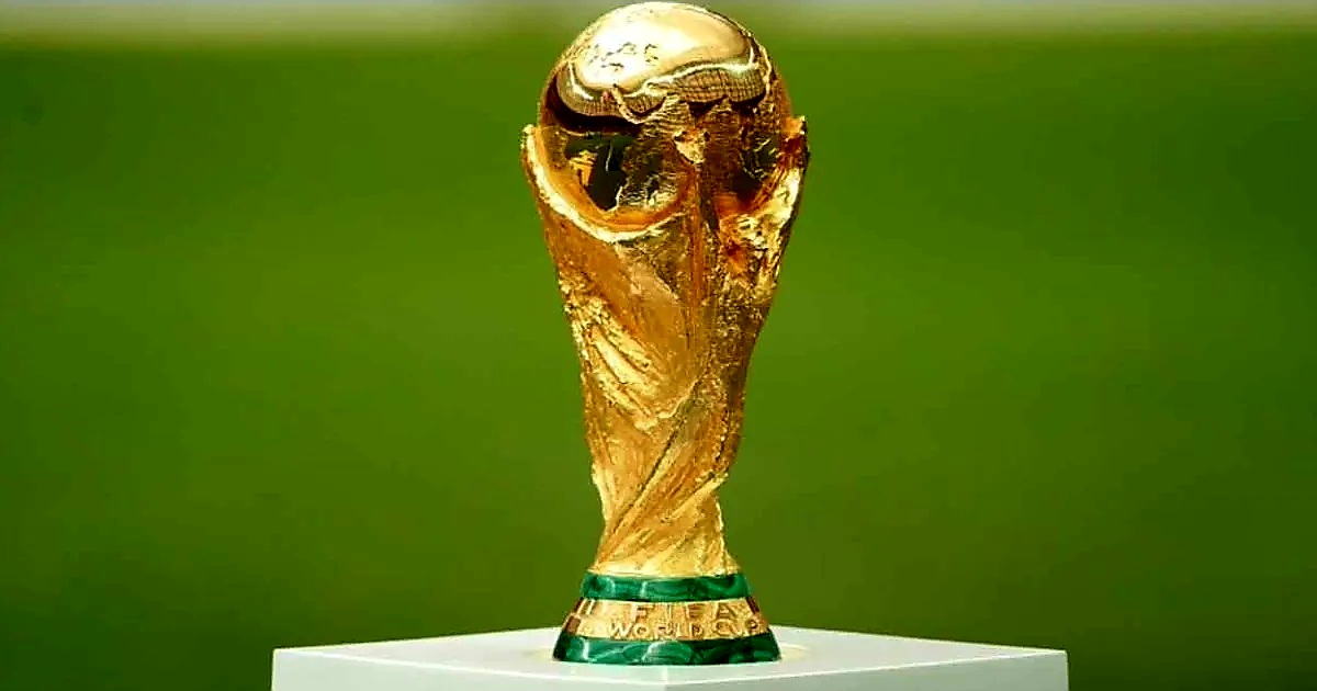 ঢাকায় এসেছে ফুটবল বিশ্বকাপ ট্রপি