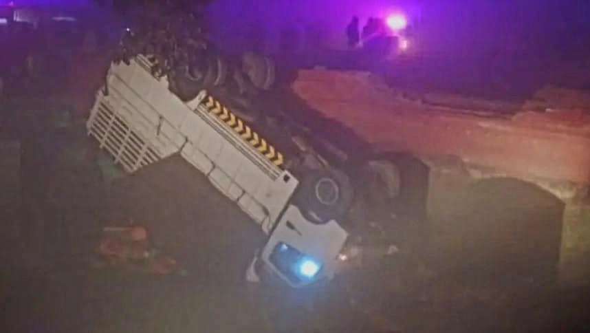 পাকিস্তানে ট্রাক খালে পড়ে নিহত ১৪