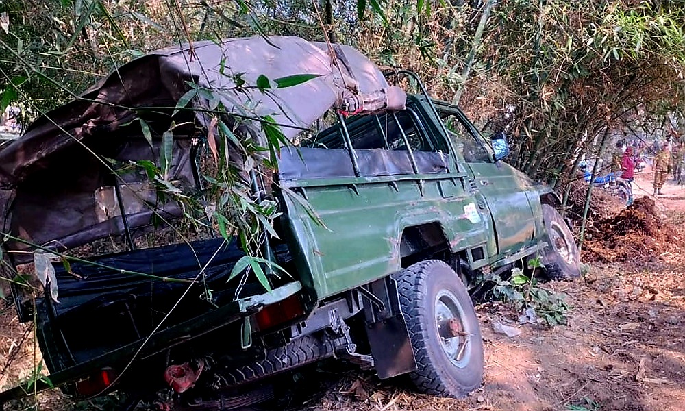 ট্রাকের ধাক্কাতে সেনাবাহিনীর টহল গাড়ি খাদে