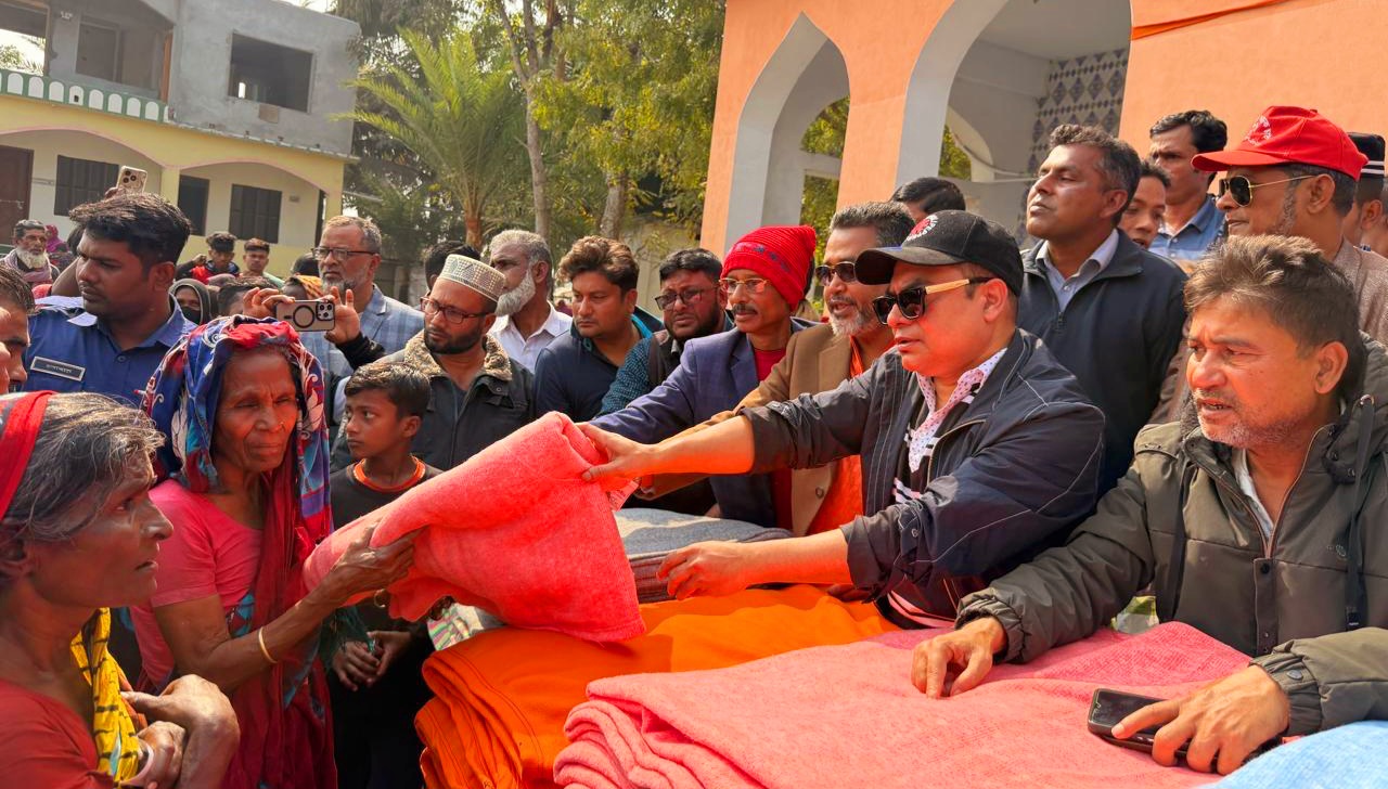 পাইকগাছাতে কম্বল বিতরণ