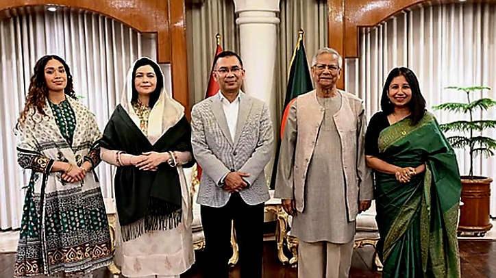 ফুলের তোড়া দিয়ে প্রধান উপদেষ্টাকে তারেক রহমানের শুভেচ্ছা