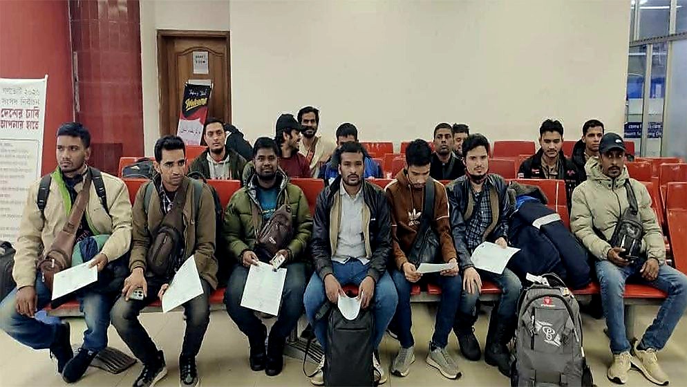 রাশিয়া হতে চাকরিচ্যুত হয়ে দেশে ফেরত এলেন ৩৫ বাংলাদেশি কর্মী