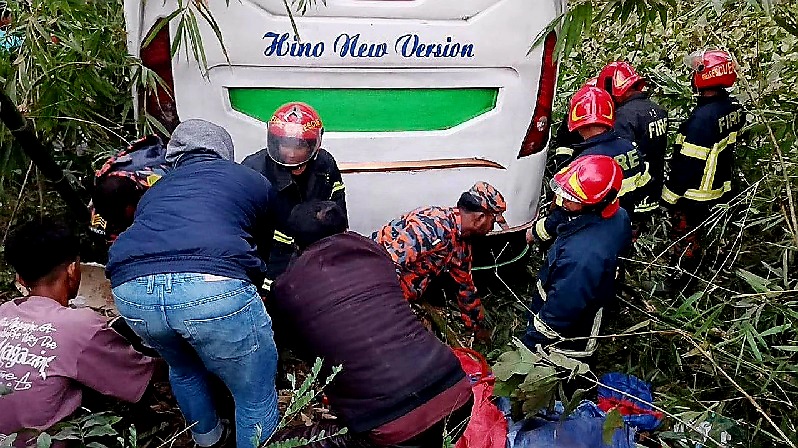 মাদারীপুরে বাস-অটোরিকশা মুখোমুখি সংঘর্ষ, নিহত ৬