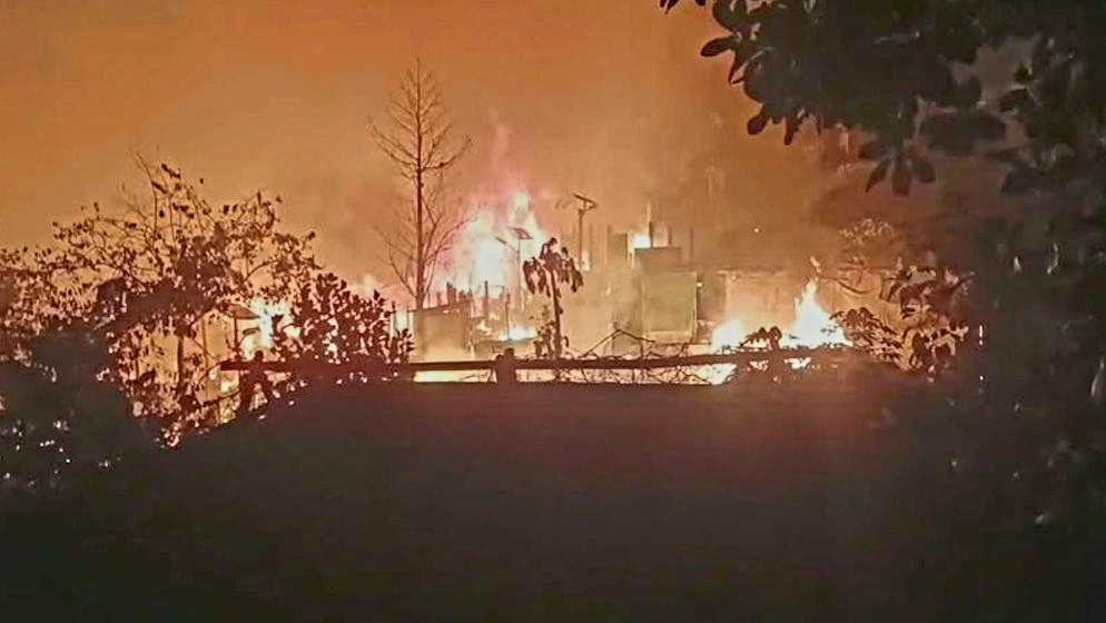 উখিয়াতে রোহিঙ্গা ক্যাম্পে ভয়াবহ আগুন, পুড়ে গেছে সাড়ে ৪ শতাধিক ঘর