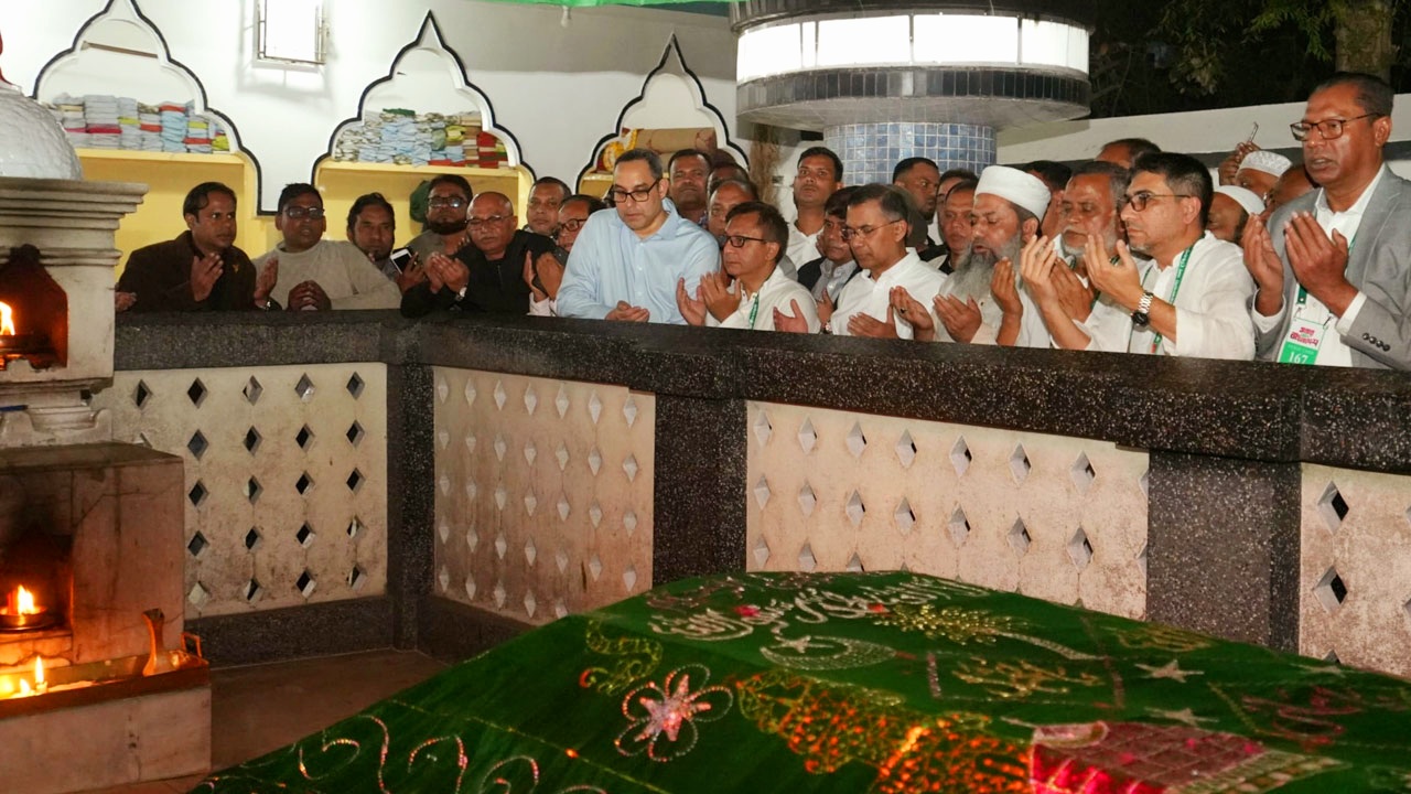 সিলেটে শাহজালাল (রহ.)-এর মাজার জিয়ারত করেছেন তারেক রহমান