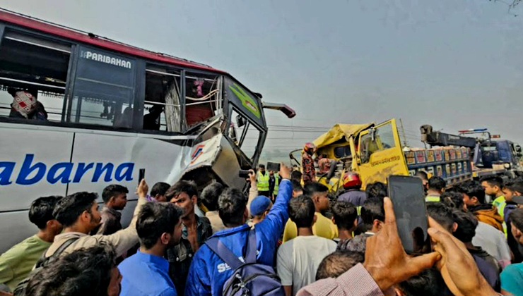 বাস-ট্রাকের মুখোমুখি সংঘর্ষ, নিহত ২