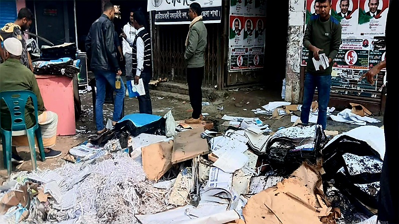 অগ্নিকাণ্ডে প্রিন্টিং প্রেসসহ গাইবান্ধার ৫টি প্রতিষ্ঠান পুড়ে ছাই