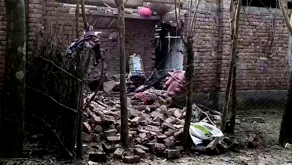 চাঁপাইনবাবগঞ্জে বোমা বিস্ফোরণ