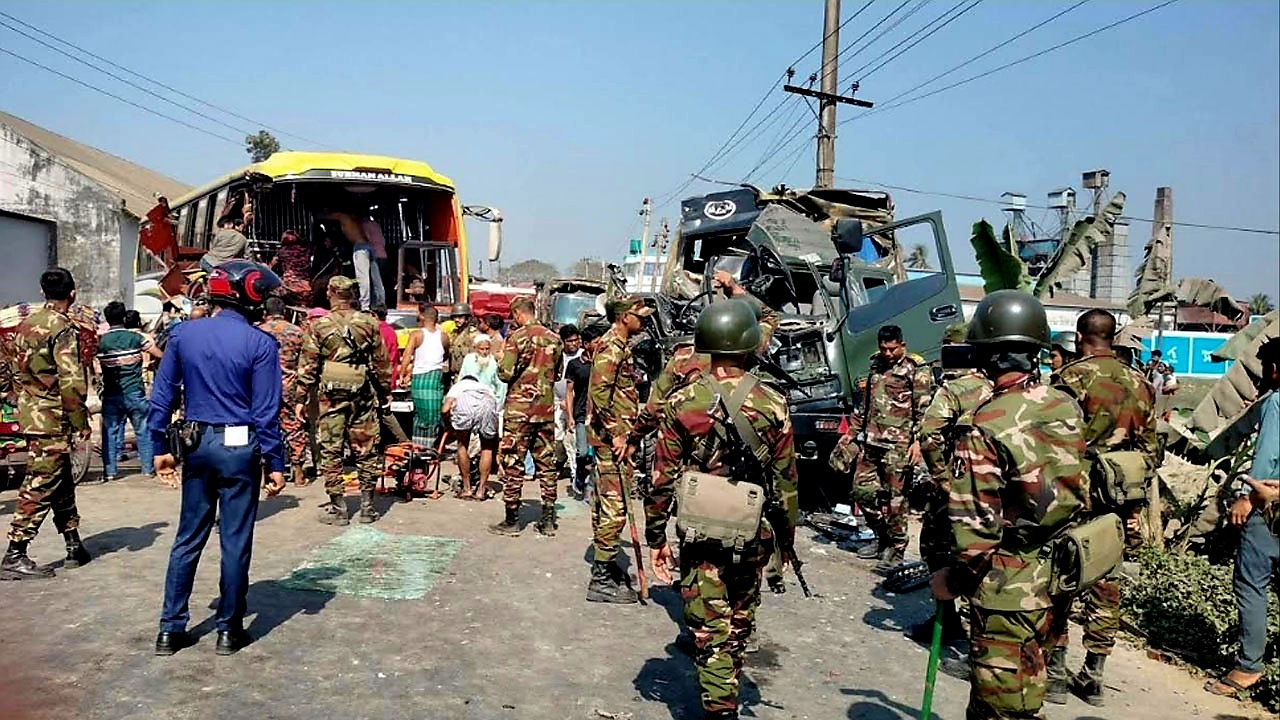 সেনাবাহিনীর ট্রাক-বাসের সংঘর্ষ