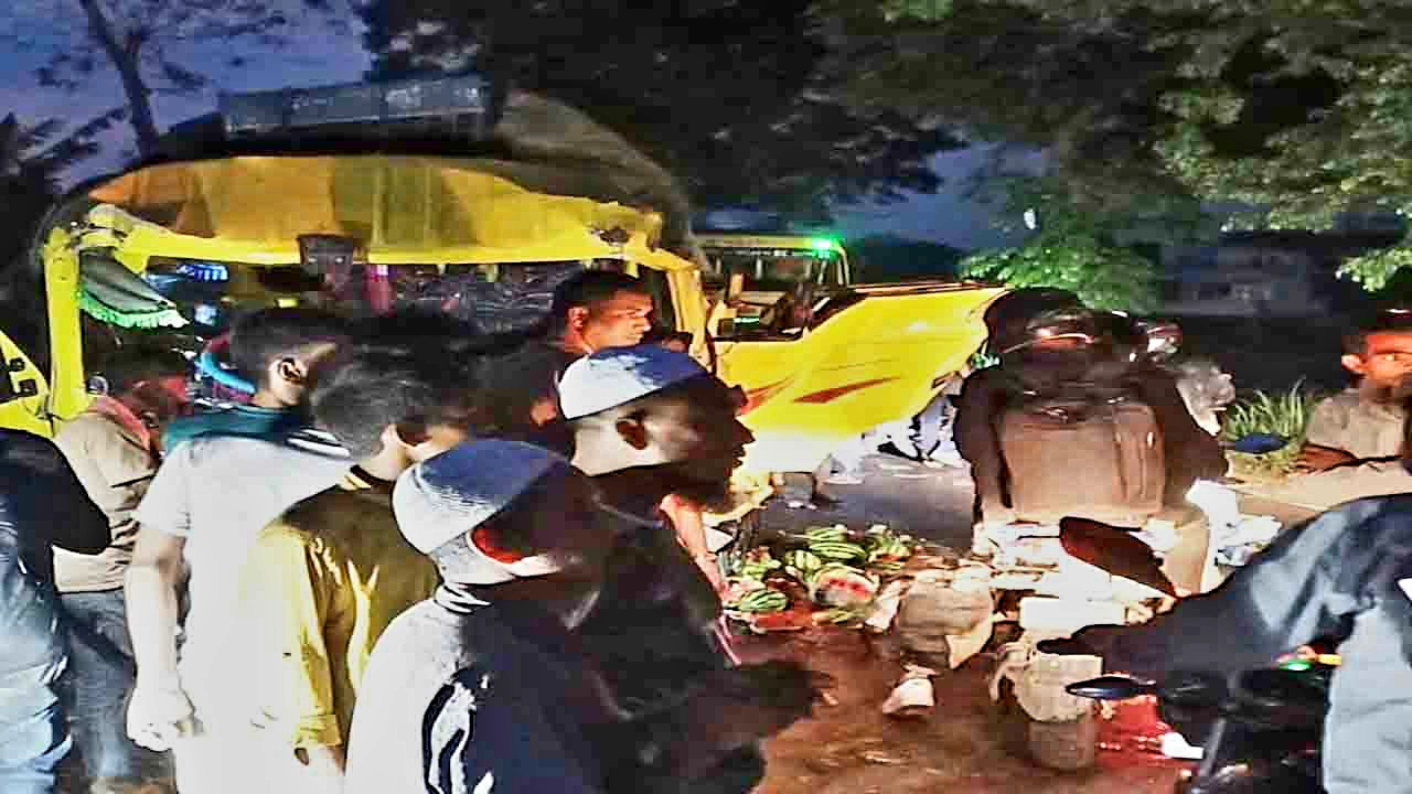 ঢাকা বরিশাল মহাসড়কে বাস-ট্রাক সংঘর্ষ