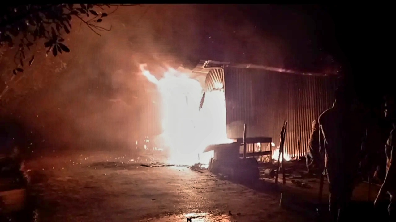 সোনারগাঁয়ে অগ্নিকাণ্ডে পাঁচ দোকান পুড়ে ছাই 