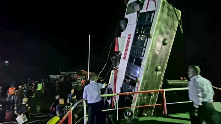 বাসডুবির ঘটনাতে নিহত ২৫