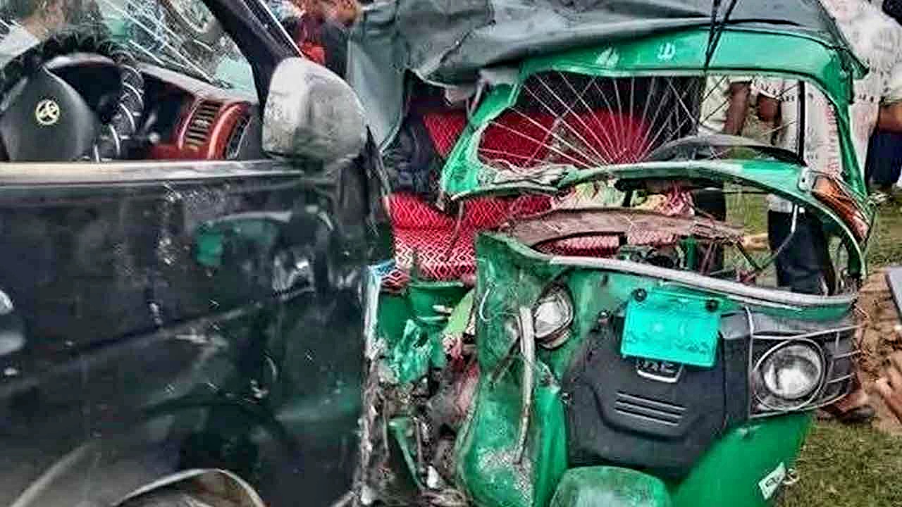 মাইক্রোবাস-অটোরিকশা সংঘর্ষ