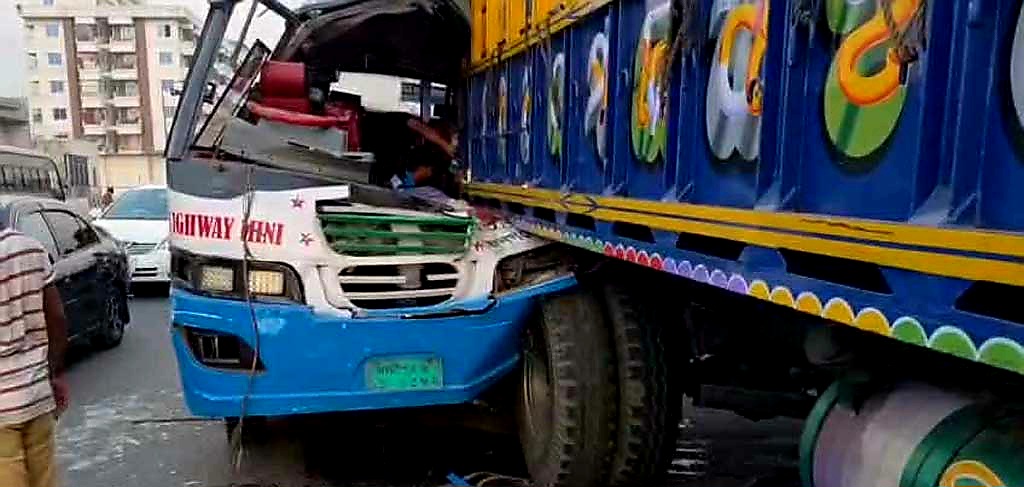 ট্রা‌ক ও মি‌নিবা‌সের সংঘর্ষ