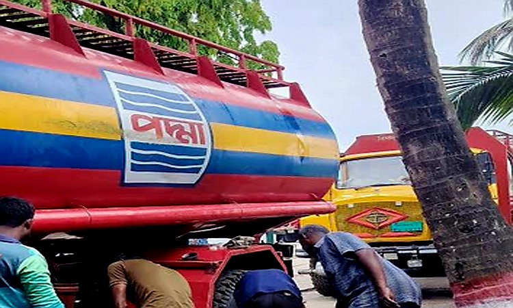 খুলনাতে ট্যাংক লরি হতে তেল চুরি