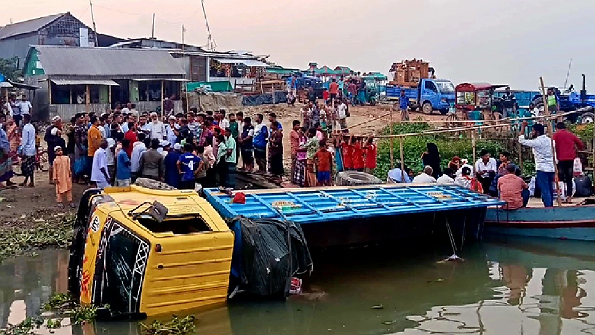 ফেরিতে উঠার সময় নদীতে ট্রাক