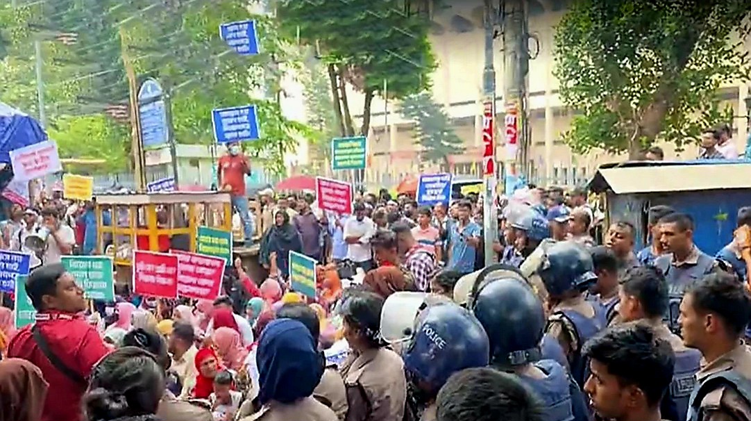 আবারো শাহবাগে মুখোমুখি শিক্ষক-পুলিশ