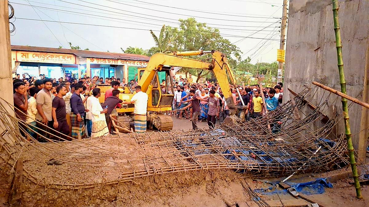 কিশোরগঞ্জে নির্মাণাধীন গেট ভেঙে  নিহত ১