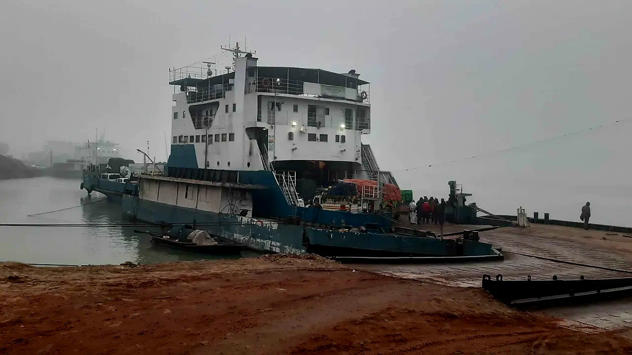 দৌলতদিয়া-পাটুরিয়াতে নৌযান চলাচল স্থগিত 