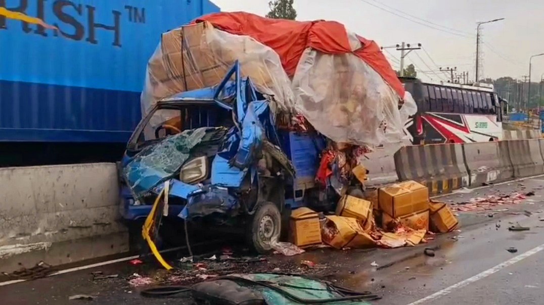 টাঙ্গাইলে ট্রাক-পিকআপভ্যান সংঘর্ষ