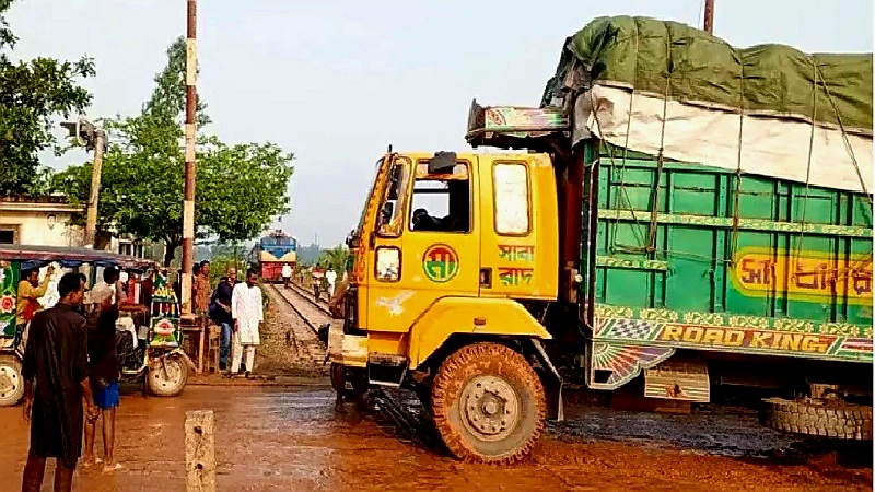 কালিয়াকৈর রেলক্রসিংয়ে ট্রাক নষ্ট 